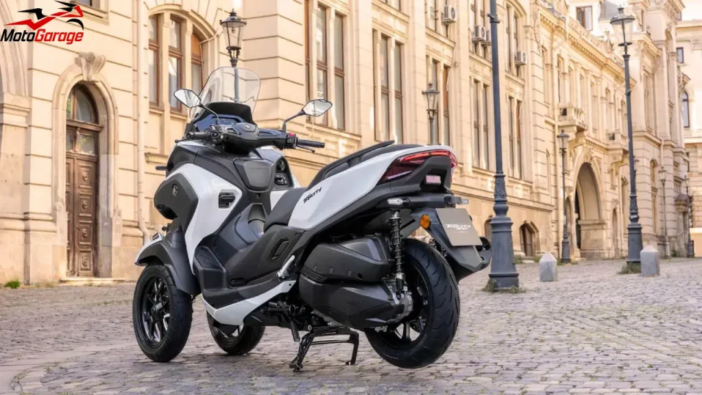 نمای جانبی اسکوتر سهچرخ Yamaha Tricity 300 مجهز به ایربگ