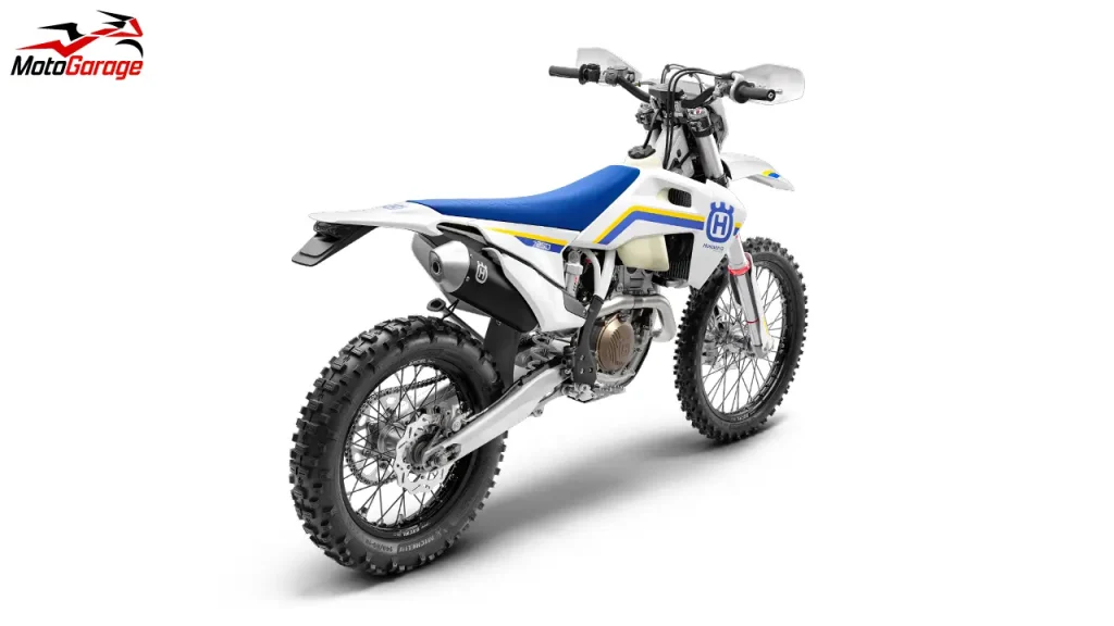 «موتورسیکلت Husqvarna FE 249 مدل اندرو سفید رنگ در مسیر آفرود با طراحی حرفهای و سیستم تعلیق WP»