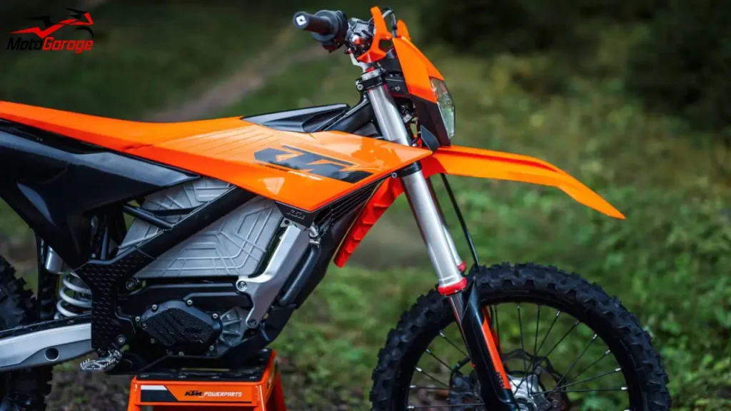 «موتورسیکلت برقی KTM Freeride E 2027 با طراحی جدید در نمای سهرخ»